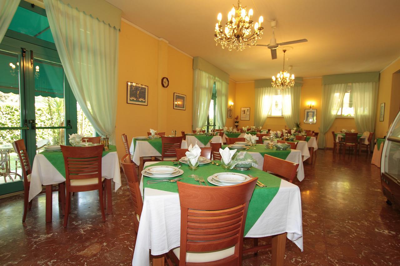 Hotel Vera Marina di Massa Bagian luar foto